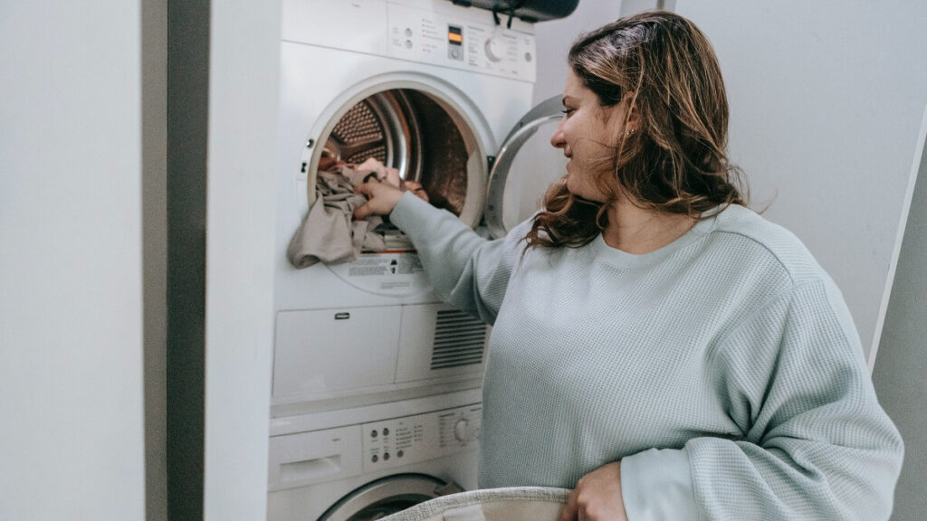 Como limpar máquina de lavar: Confira dicas incríveis para deixar praticamente nova! 2 Lavando roupas