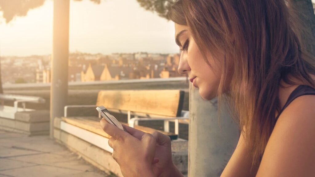 O que significa sla no WhatsApp: Confira aqui como utilizar essa sigla! 2 Mulher conversando pelo WhatsApp