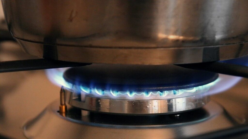 Como limpar panela queimada: Veja 4 métodos infalíveis para renovar suas panelas! 2 Panela no fogo