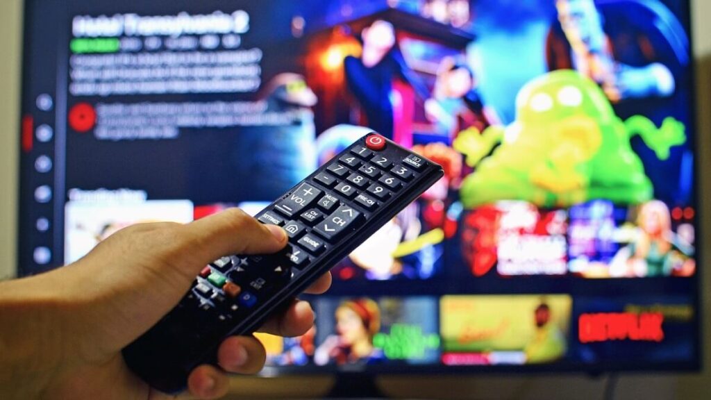 Como Limpar Tela de TV: Veja aqui algumas dica incríveis para remover manchar e marcas! 2 Pessoa assistindo televisão