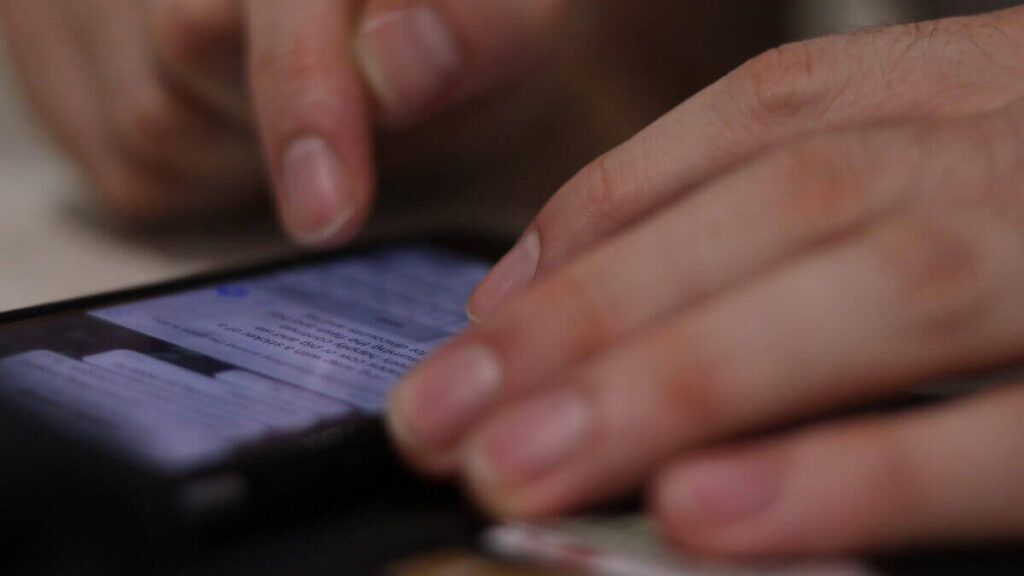 O que significa fzd no WhatsApp: Leia para descobrir como usar em uma conversa! 2 Pessoa mexendo no WhatsApp
