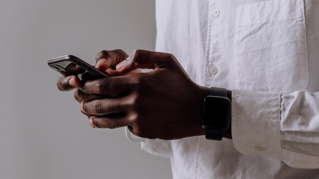 O que significa mec no WhatsApp? Veja o real significa dessa gíria! 2 Pessoa usando o WhatsApp