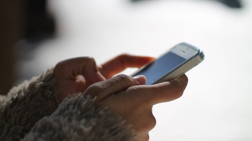 O que significa btf no WhatsApp? Confira como usar essa gíria em uma conversa! 2 Pessoa usando o WhatsApp