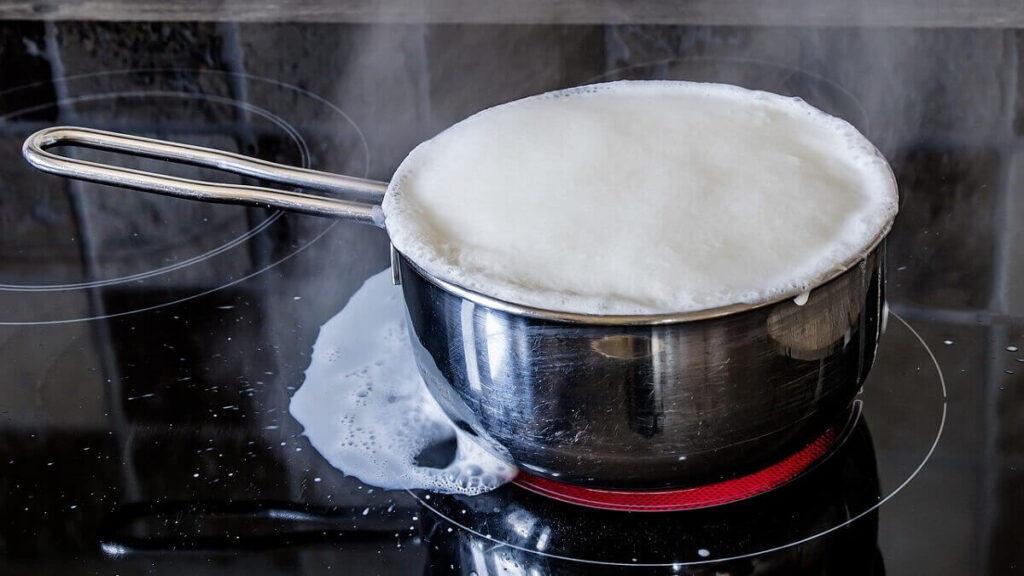 Como limpar panela queimada: Veja 4 métodos infalíveis para renovar suas panelas! 3 Panela suja