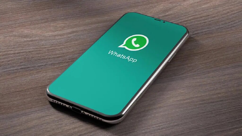 Ipnet WhatsApp: Telefones, ouvidoria, e-mail, 0800 e outros contatos! 2 A imagem exibe um celular com o WhatsApp em sua tela.
