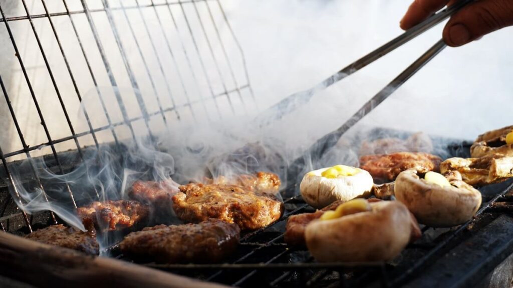 Como limpar grelha de churrasqueira: Confira 4 dicas infalíveis para deixar a sua grelha brilhando! 2 Churrasco