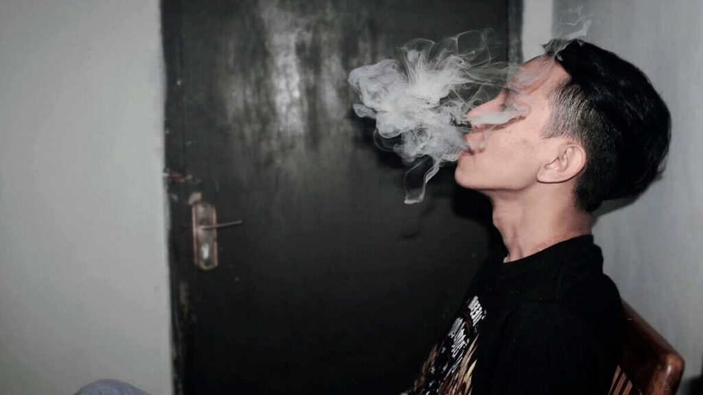Fumando cigarro dentro de casa