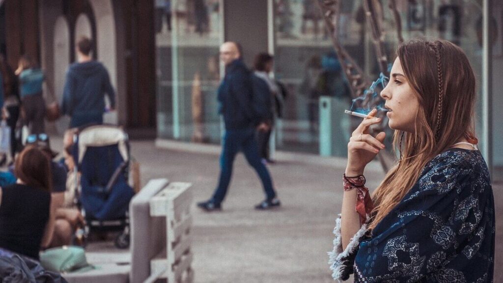 Mulher fumando em público