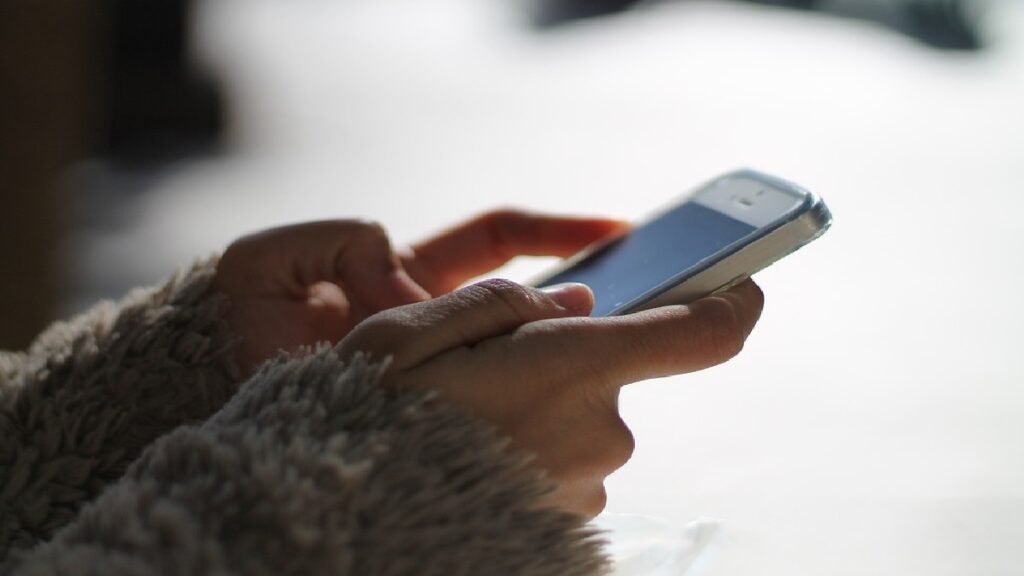 O que significa off no WhatsApp? Veja o real significado dessa gíria! 2 O emprego de gírias é muito utilizado no WhatsApp, porém é preciso tomar cuidado!
