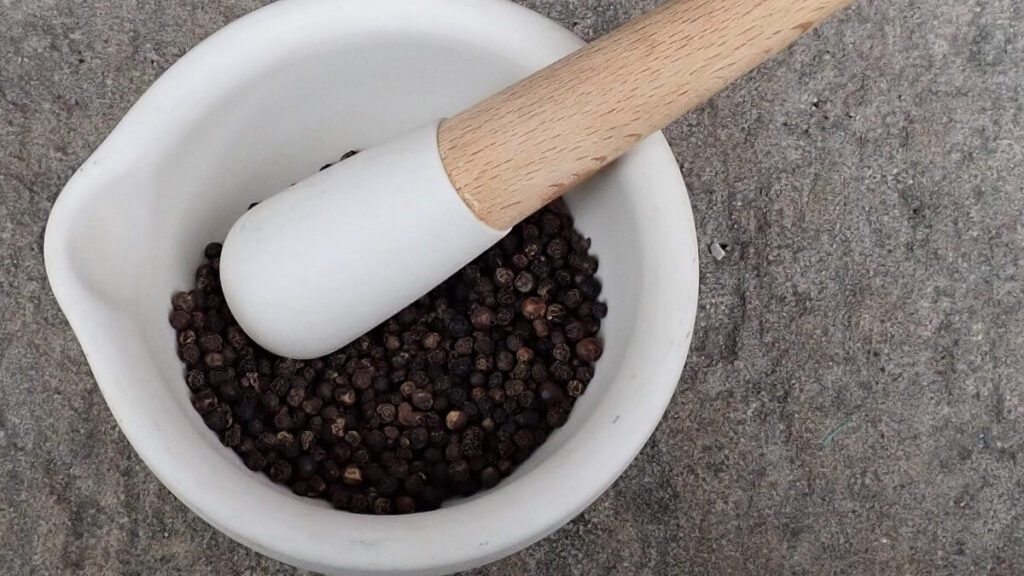 Como plantar pimenta-do-reino: Confira dicas incríveis para cultivar em casa! 2 Pimenta-do-reino para moer