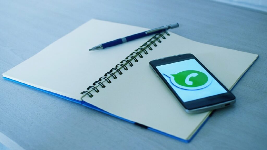 O que significa tcc no WhatsApp? Confira o significado desta gíria! 1 o que significa tcc no WhatsApp? A imagem se condiz a um celular com a logo do aplicativo em cima de um caderno.
