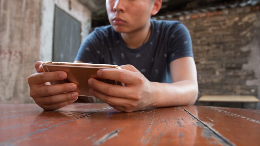O que significa vd no WhatsApp: Confira todos os significados dessa abreviação! 2 Usando o celular