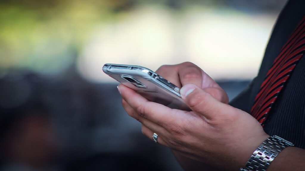 O que significa s2 no WhatsApp: Confira o real significado desta gíria! 2 A imagem condiz a uma pessoa utilizando o celular