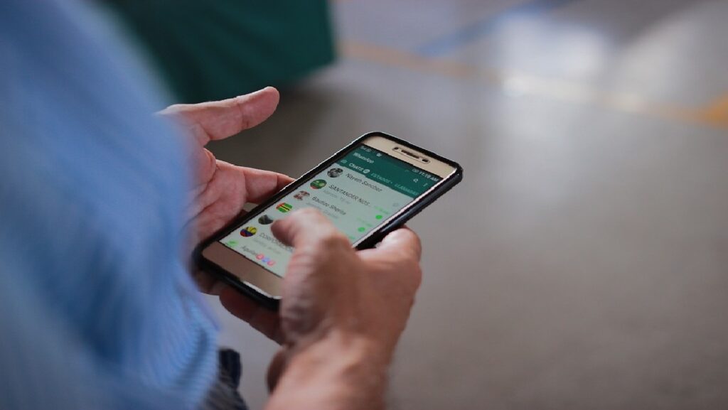 O que significa pcd no WhatsApp: Conheça o real significado desta gíria! 2 A imagem condiz a uma pessoa utilizando o WhatsApp.