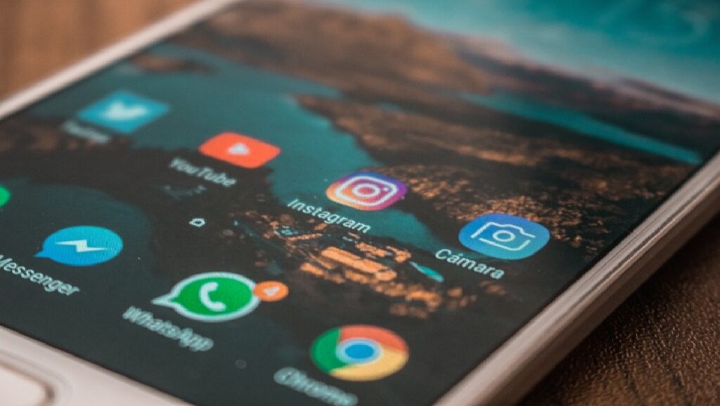 O que significa brt no WhatsApp: Confira o real significado desta gíria! 2 Tela principal de aplicativos no celular.
