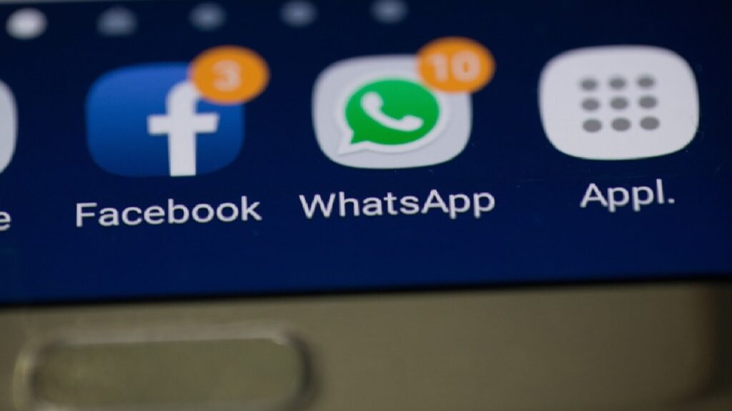 O que significa sz no WhatsApp? Veja o significado dessa gíria! 2 Tela apresentando os aplicativos Facebook e WhatsApp.