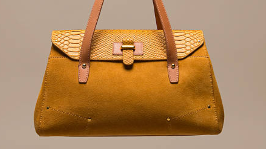 Como limpar camurça, dicas para roupas, sapatos e acessórios! 4 Bolsa de camurça