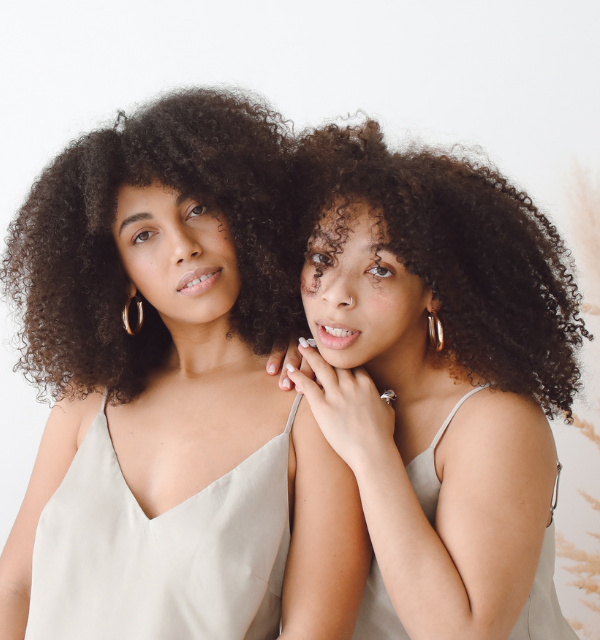 Duas morenas cacheadas