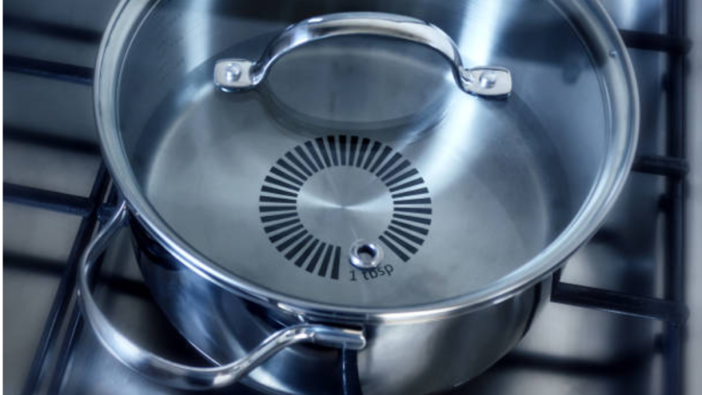 Como limpar panela de inox, dicas rápidas e fáceis para fazer em casa! 2 Limpando panela de inox