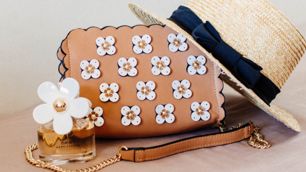 Chapéu e bolsa rosa