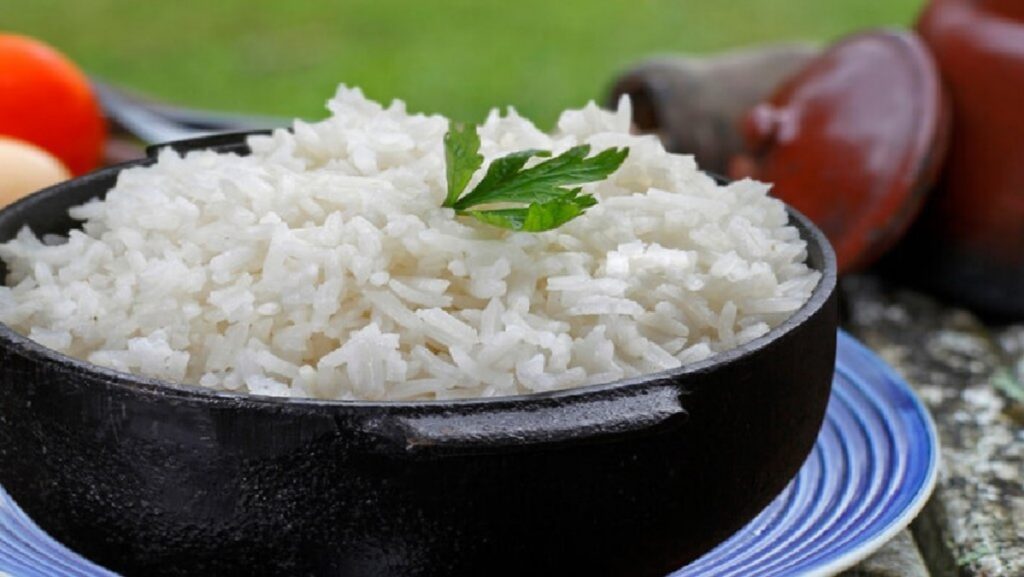 Como tirar cheiro de queimado do arroz: Dicas simples para recuperar o sabor! 2 Panela com arroz branco.