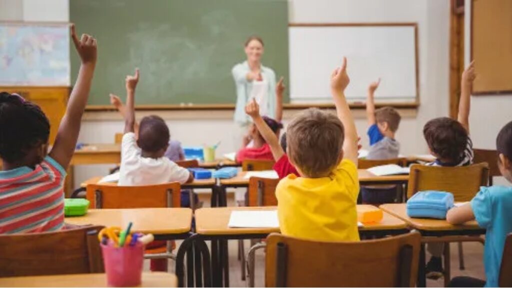 Sonhar com Escola: Veja o significado! 2 Professora dando aula