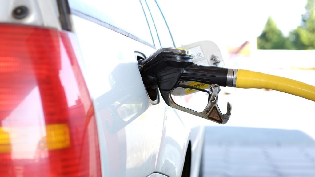 Como tirar cheiro de gasolina da mão: 4 dicas infalíveis! 2 Carro abastecendo gasolina.