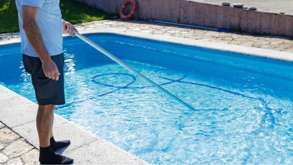Como limpar piscina de fibra: Dicas de Limpeza Eficientes! - limpar piscina