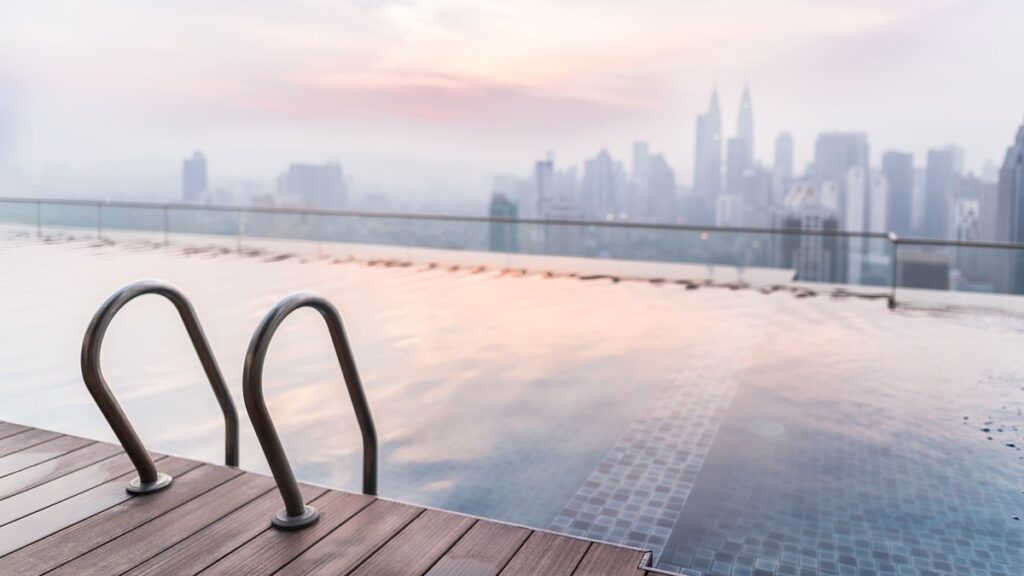 Como limpar piscina: Ótimas dicas de limpeza! 2 Piscina com vista para cidade.