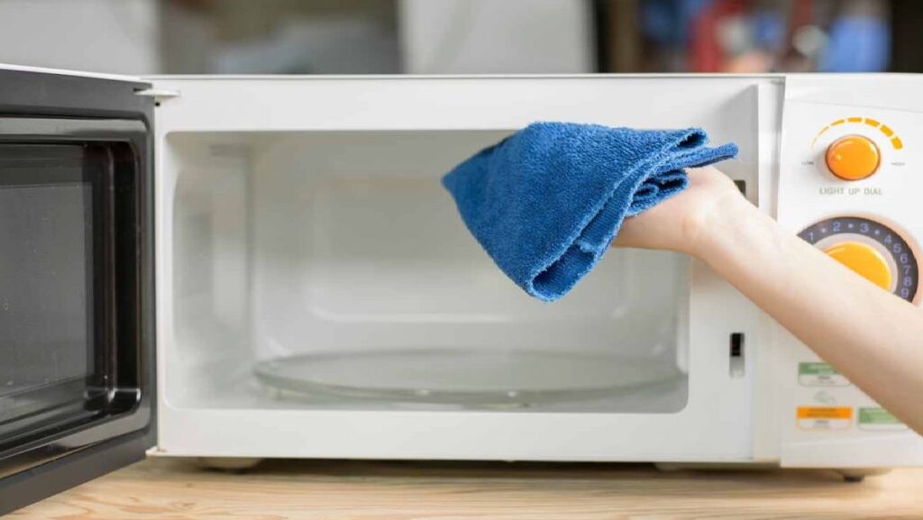 Como tirar cheiro de queimado do micro-ondas: dicas infalíveis! 2 Limpando o micro-ondas.