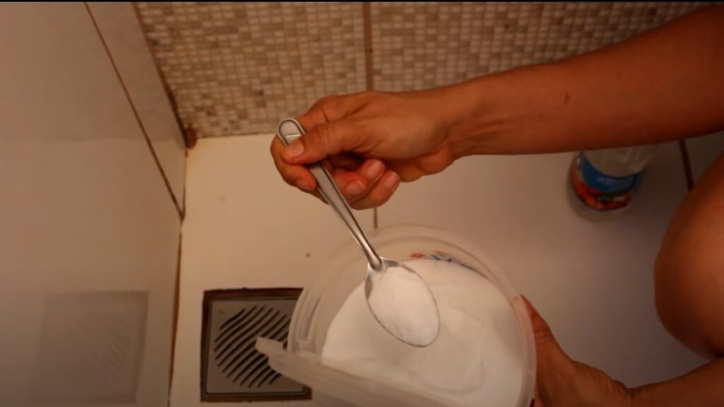 Limpeza utilizando soluções caseiras no ralo do banheiro.