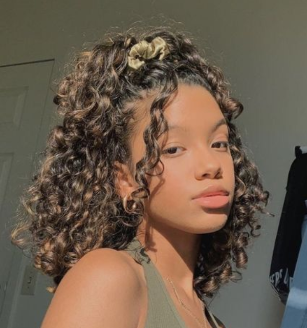 Corte de cabelo médio cacheado