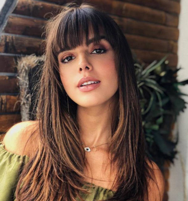 Corte de cabelo médio com franja