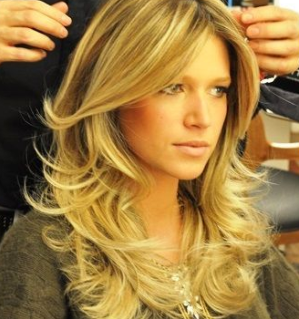 Corte de cabelo médio em camadas