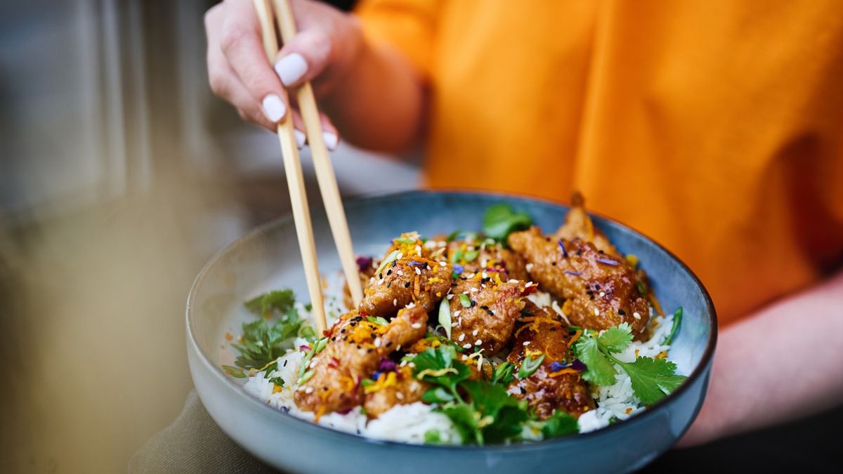 Desvendando o Significado: Sonhar Comendo Frango!