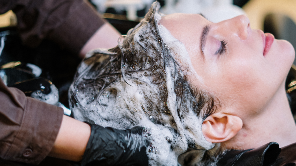 27 dicas para engrossar o cabelo e para dar mais volume! 5 Lavando o cabelo