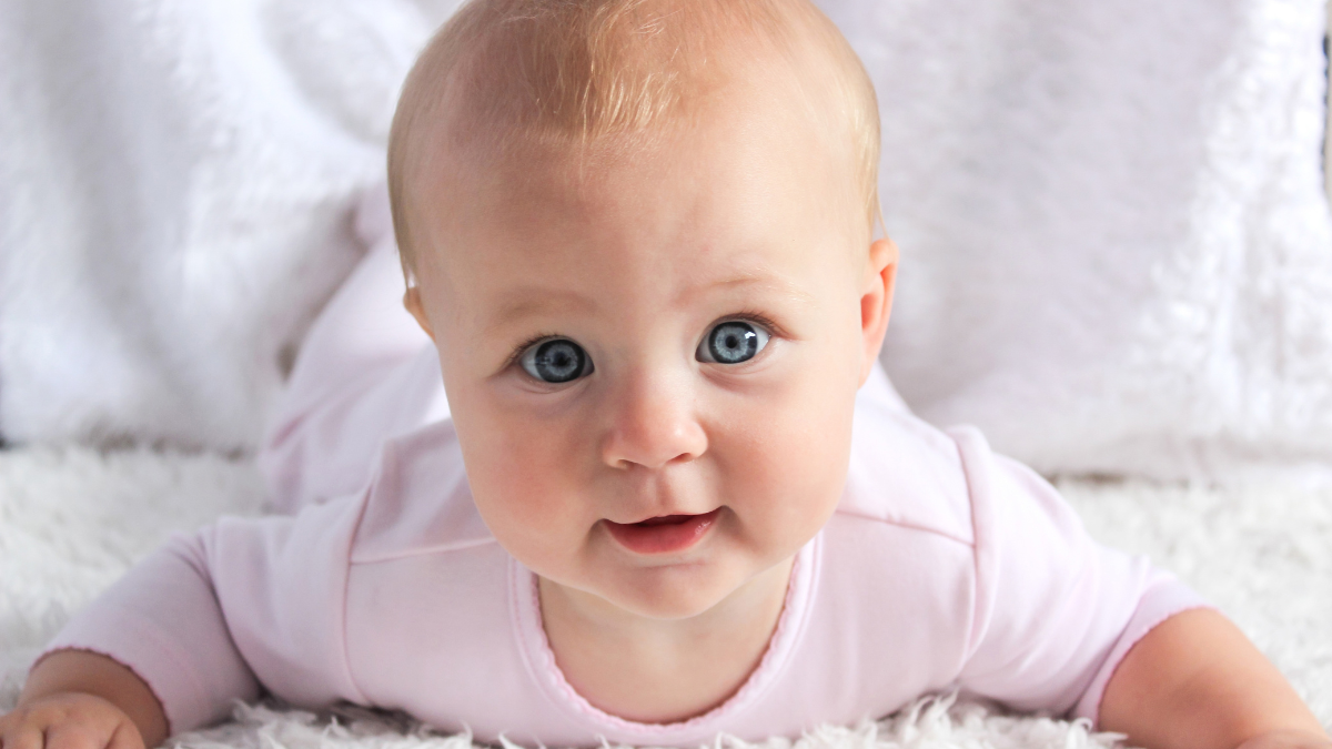Nomes femininos bonitos e raros, 500 inspirações para escolher! 11 Menina de olhos azuis deitada
