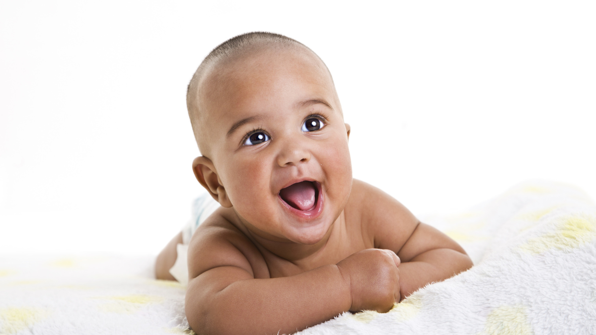 Nomes mexicanos masculinos, + de 500 inspirações aqui! 6 Bebê deitado sorrindo