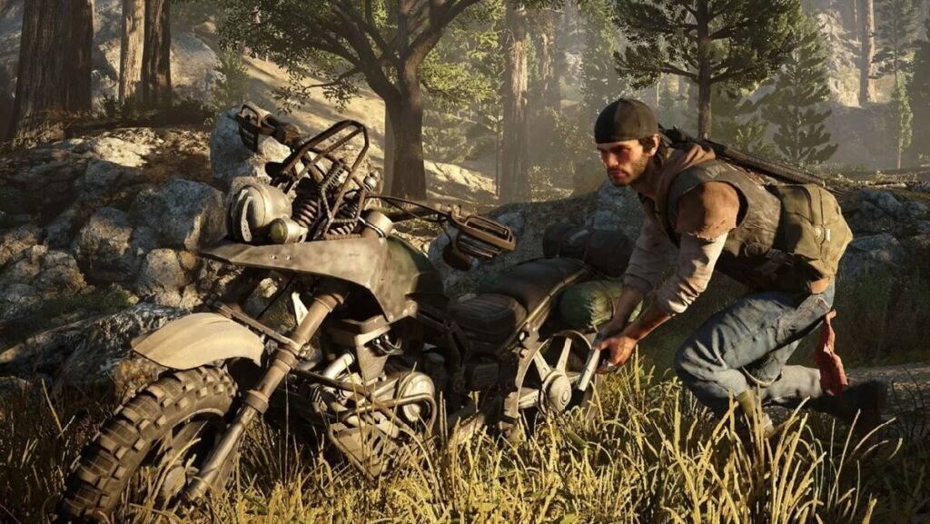 Imagem do jogo mostrando um personagem ao lado de sua moto na floresta.