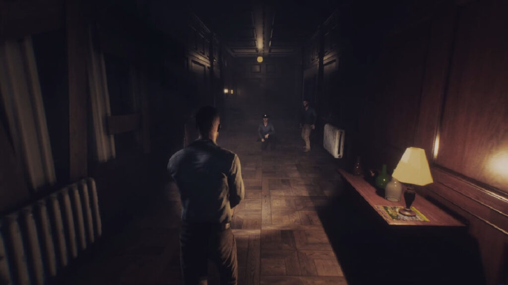 Imagem do jogo mostrando 3 personagens em um corredor escuro de uma casa.