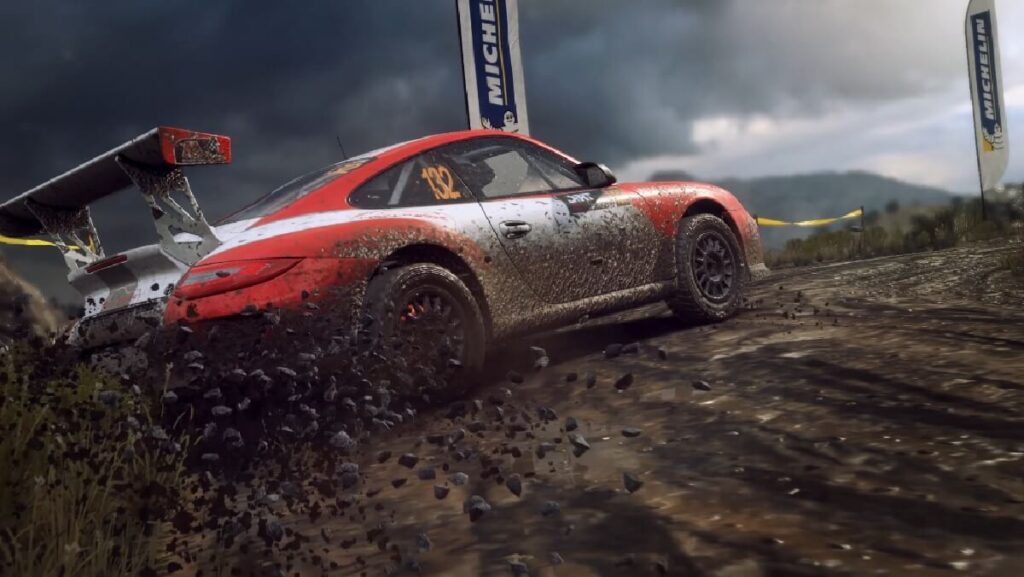+15 melhores jogos de corrida para PC: Guia atualizado! 9 Imagem do jogo mostrando um carro derrapando em uma lama na pista de corrida.
