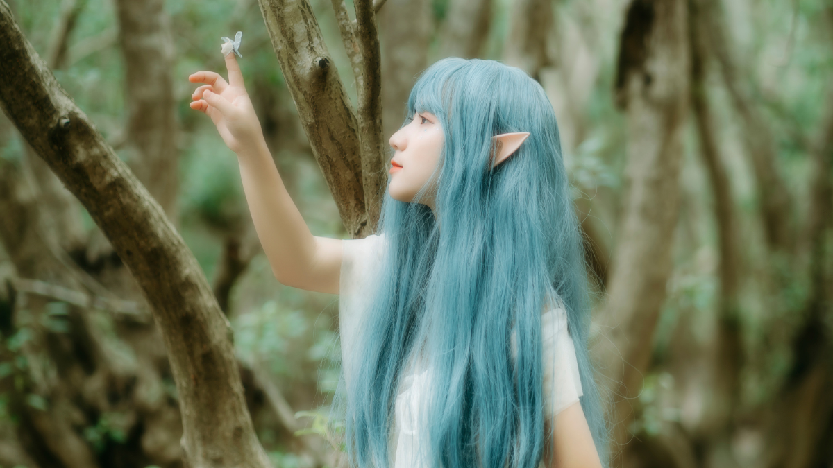 Elfa de cabelo azul