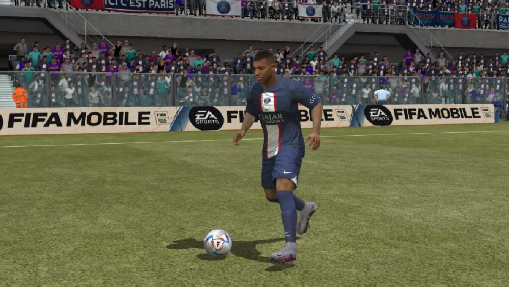 Imagem do jogo mostrando um jogador de futebol jogando bola em um campo de arena.