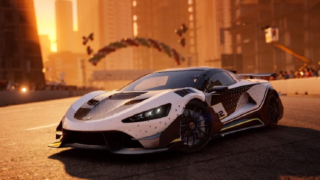 +15 melhores jogos de corrida para PC: Guia atualizado! 2 Imagem do jogo mostrando um carro de corrida branco no meio da rua em um centro da cidade, onde irá acontecer a corrida.