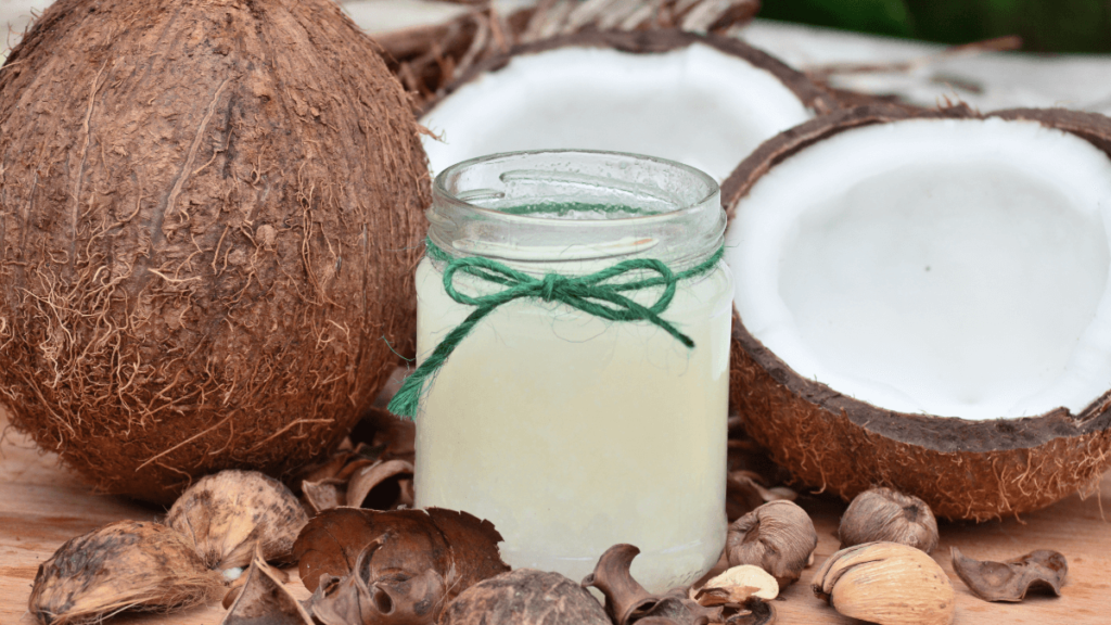 9 Óleos naturais para garantir cabelos longos + 7 dicas de uso! 2 Óleo de coco
