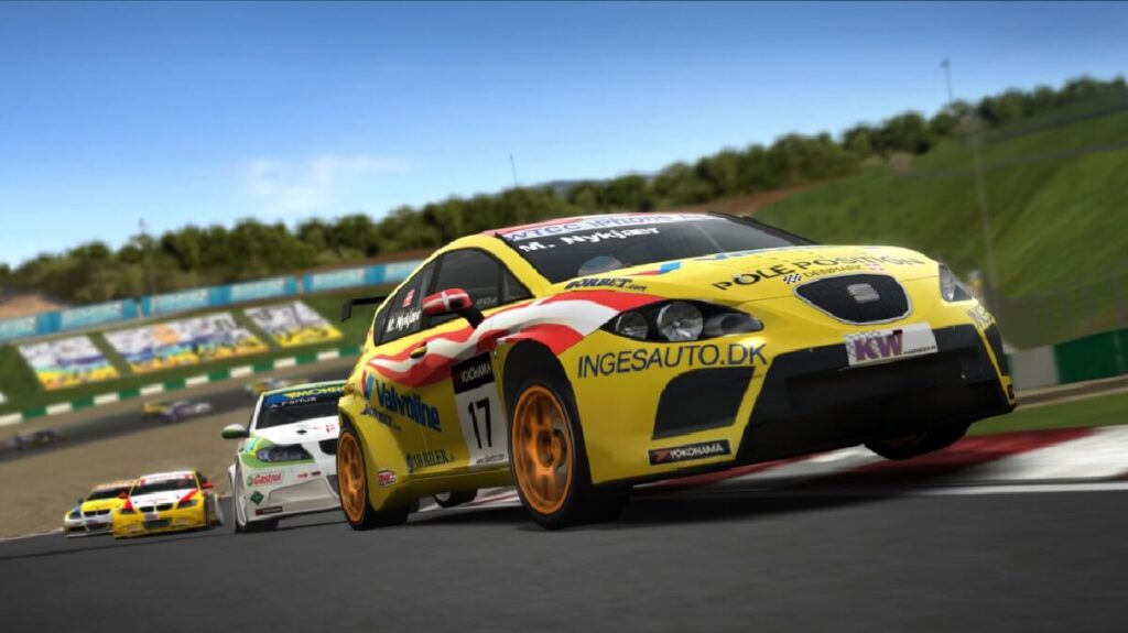 +15 melhores jogos de corrida para PC: Guia atualizado! 16 Imagem do jogo mostrando uma corrida emocionante com vários carros, em primeiro lugar está um carro todo em amarelo.