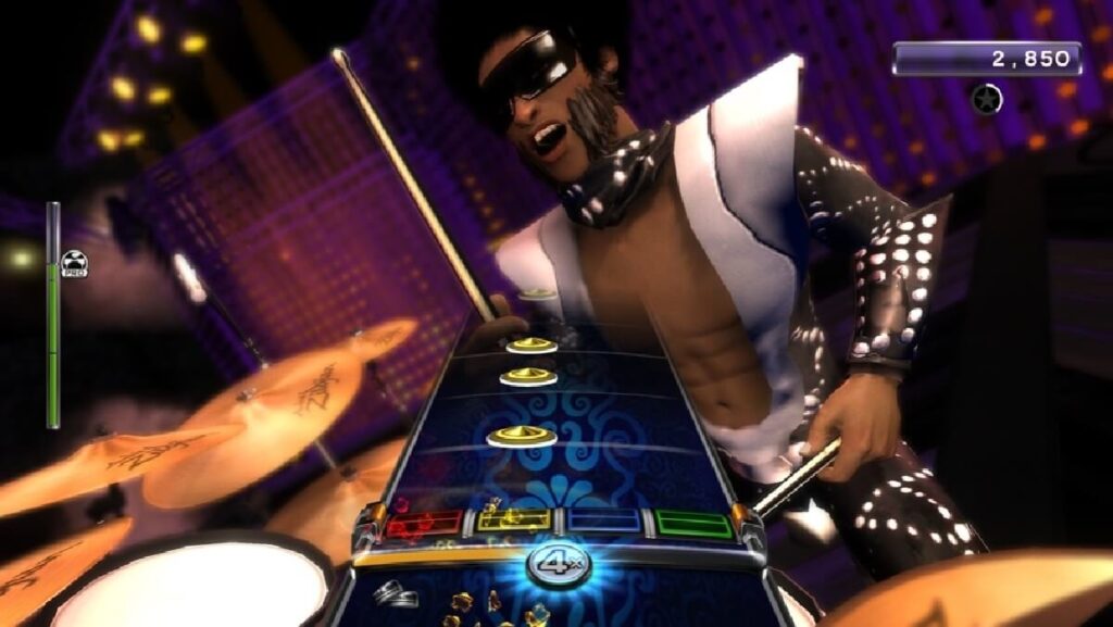 Imagem do jogo mostrando um personagem tocando bateria.