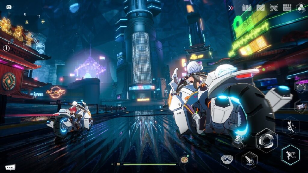 Imagem do jogo mostrando dois personagens femininos andando de moto em uma cidade futurística a noite.