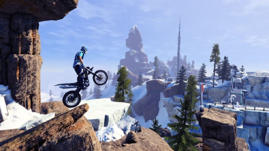 +15 melhores jogos de corrida para PC: Guia atualizado! 17 Imagem do jogo mostrando um motoqueiro passando por obstáculos em um clima de neve.