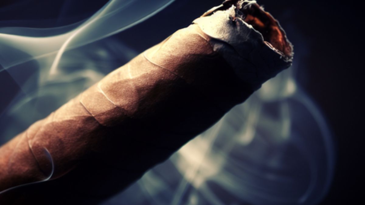 Sonhar com alguém fumando cigarro